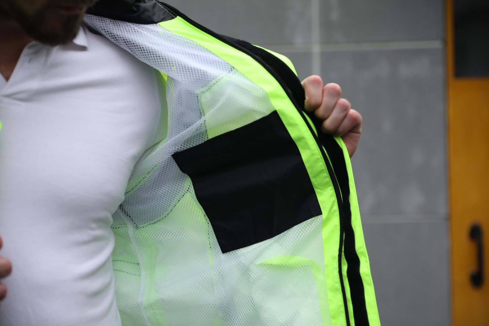 Hi-vis workwear jacket with mesh lining