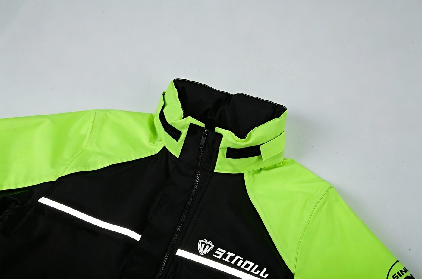 Hood + high storm-flap collar with velcro