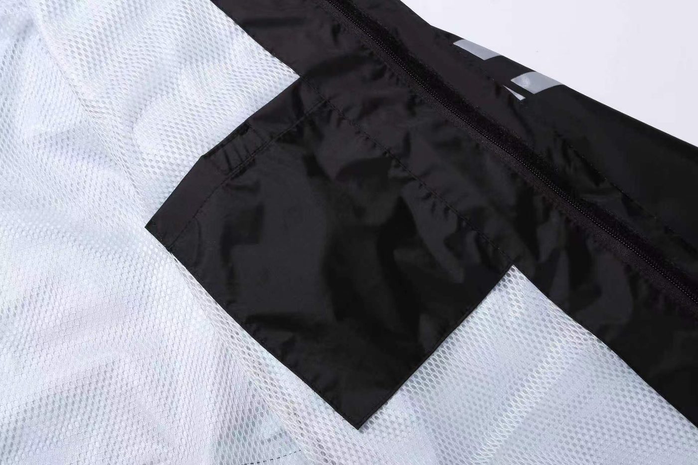 Inner pocket set into the mesh lining