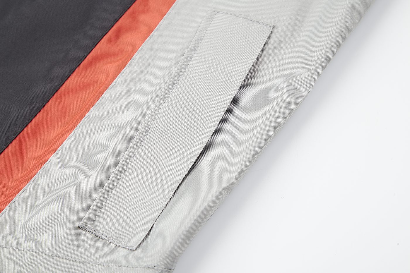 Slanted side pocket on the grey face fabric