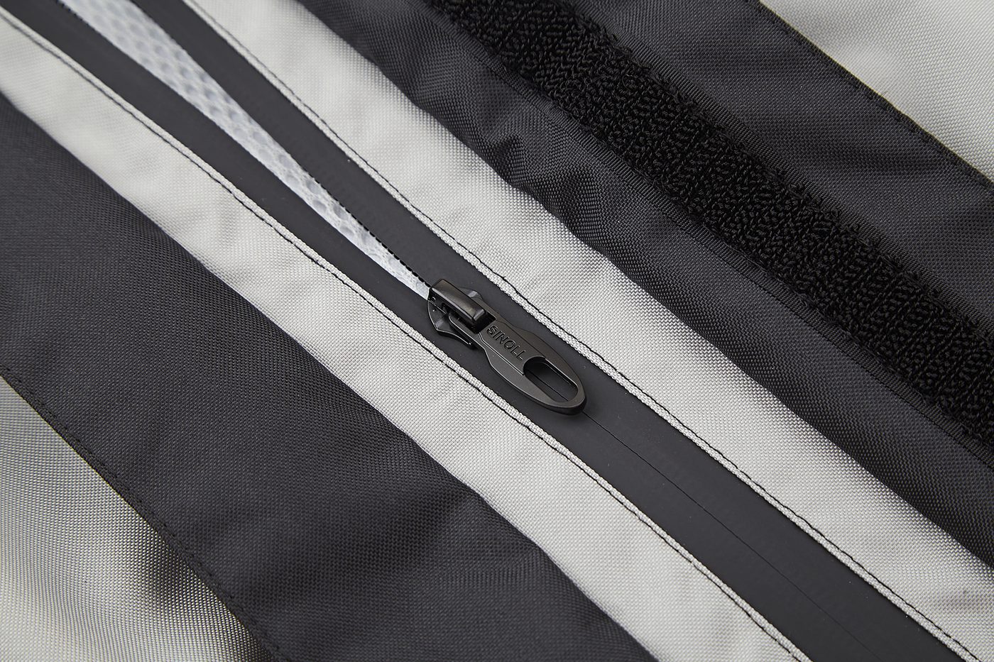 SINOLL-branded 5# nylon waterproof zipper with reflective teeth detail